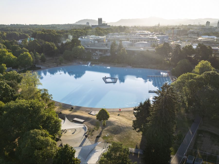 In Bern kann man in den Parkanlagen wie in der Anlage Weyermannshaus trotz geschlossener Badi noch ein Sonnenbad nehmen.