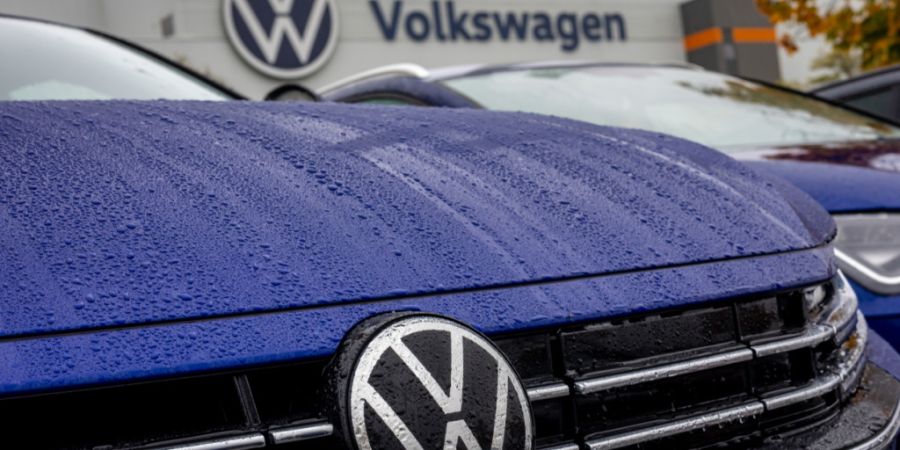 Volkswagen steckt tief in der Krise: Hohe Abschreibungen bei Porsche und schwache Verkäufe in China belasten den Konzern. (Symbolbild)