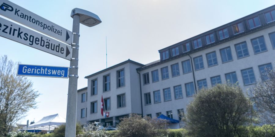 Das Bezirksgericht Horgen verurteilte ein Schweizer Elternpaar wegen schwerer Körperverletzung. Sie sollen ihre Tochter über Jahre hinweg psychisch und physisch immer wieder misshande...