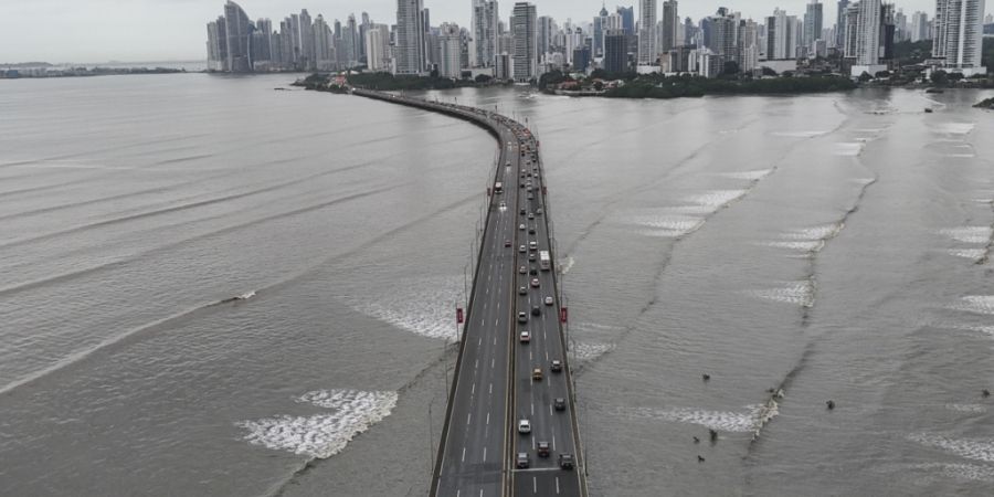 ARCHIV - Autos stehen auf der Panamericana-Autobahn in Panama-Stadt. Foto: Matias Delacroix/AP/dpa/Symbolbild