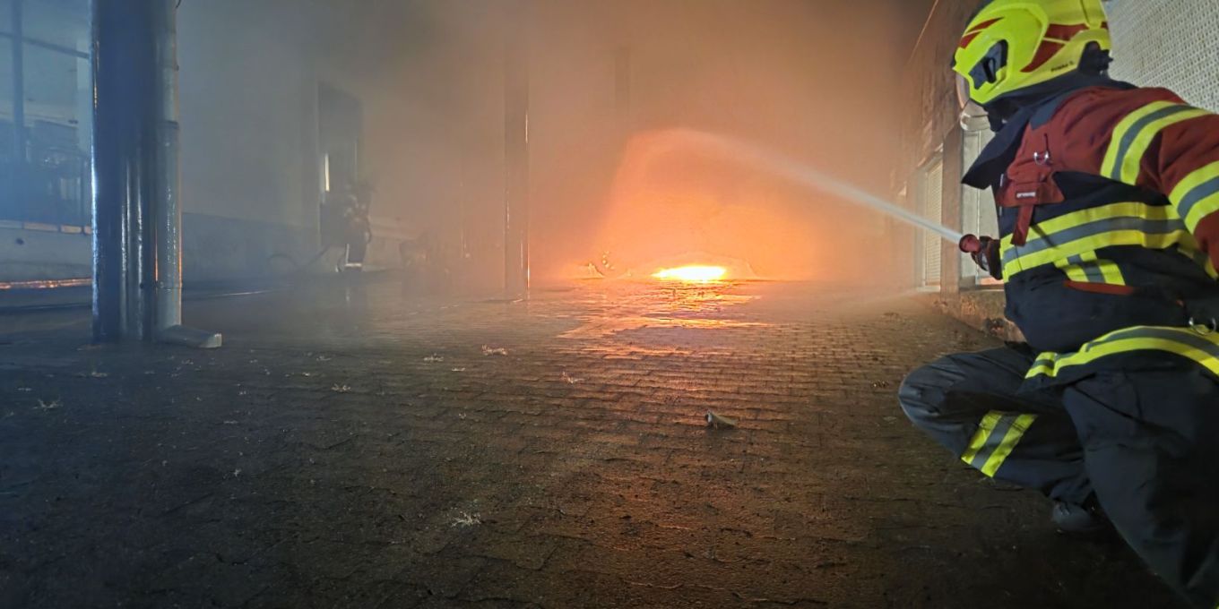 Maria Risch Risch Rotkreuz ZG: Auto geht während der Fahrt in Flammen auf | Nau.ch