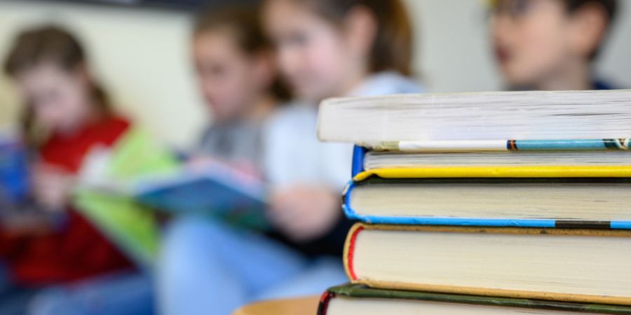 Die Leistungen der 15-Jährigen in Mathematik und Lesen sind erneut zurückgegangen. Kantonsräte stellen der Zürcher Regierung dazu Fragen. (Symbolbild)