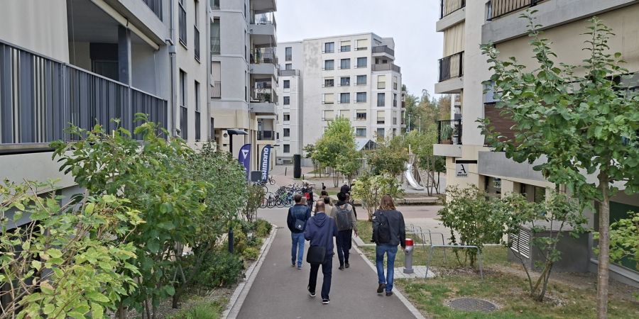Die Teilnehmenden der Exkursion besichtigen das neue Quartier «Glasi»
