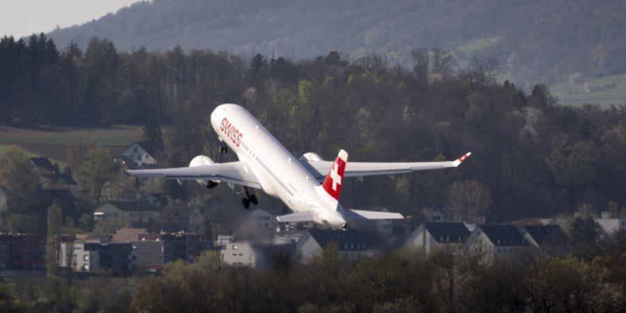 Ein Swiss-Flugzeug hebt am 8. April 2026 auf Piste 28 des Flughafens Zürich ab. Starts von dieser Piste fliegen über die Gebiete von Spreitenbach, Lenzburg und Wohlen. (Archivbild)