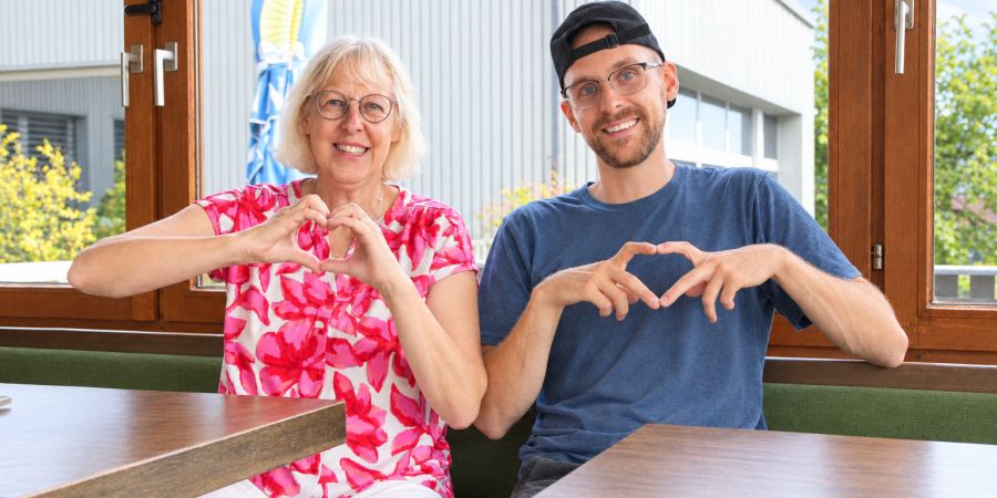 Monika Vogt veranstaltet im Café Mäser bereits zum zweiten Mal ein Speeddating. Unter die Arme greifen ihr dabei unter anderem ihre Söhne Samuel und Raphael (r.). ⋌mm