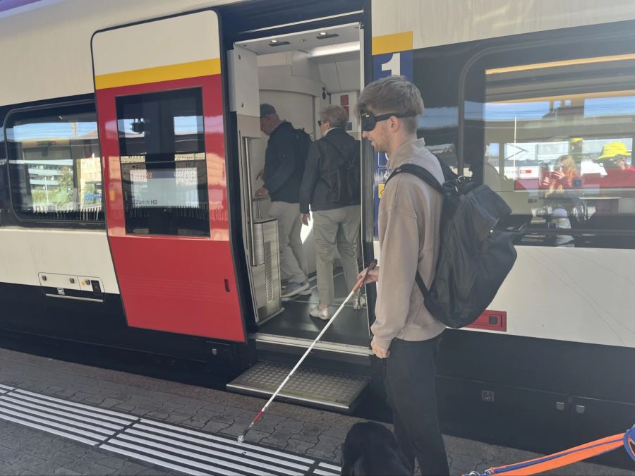 Das Piepsen der Zugtür hilft beim Suchen, doch das Finden bleibt eine Herausforderung.