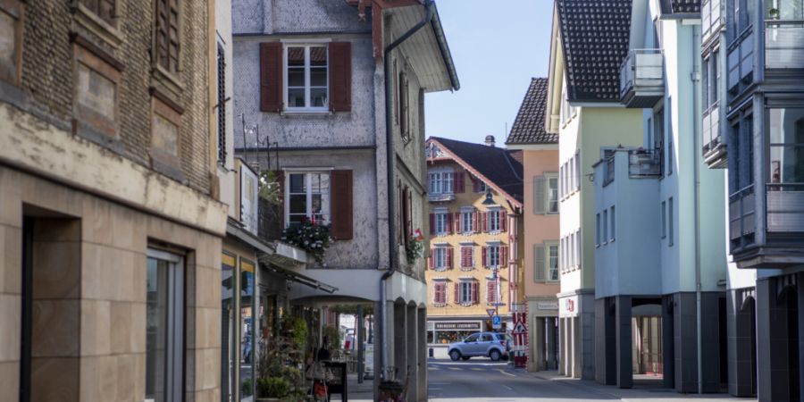 Der Obwaldner Hauptort Sarnen OW budgetiert für 2027 mit roten Zahlen. (Symbolbild)
