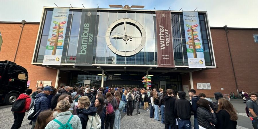 Die Berufs- und Weiterbildungsmesse in Basel hat am Donnerstag begonnen. Sie richtet sich vor allem an Schülerinnen und Schüler der Sekundarstufe 1.