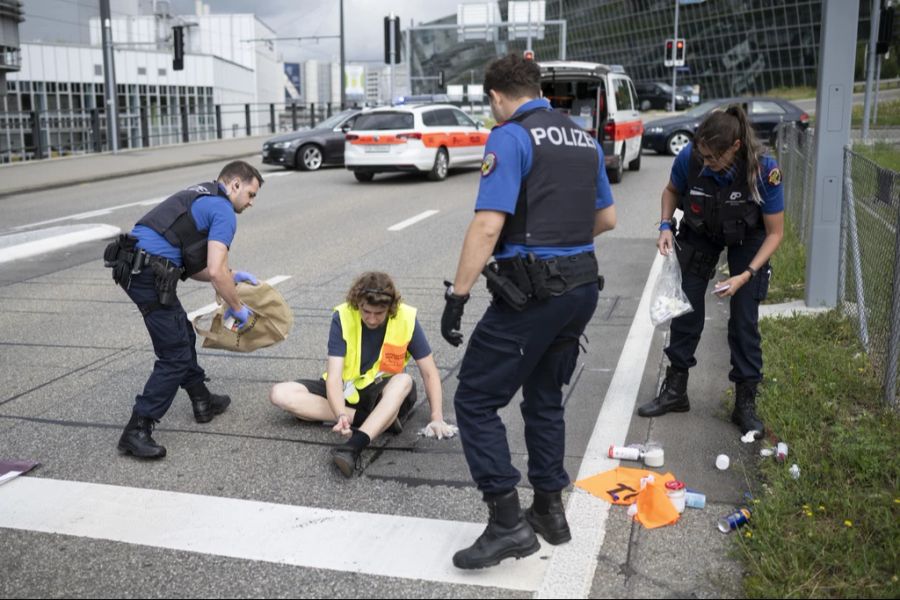 Die Polizei war schnell vor Ort und löste die Protestaktion rasch auf.