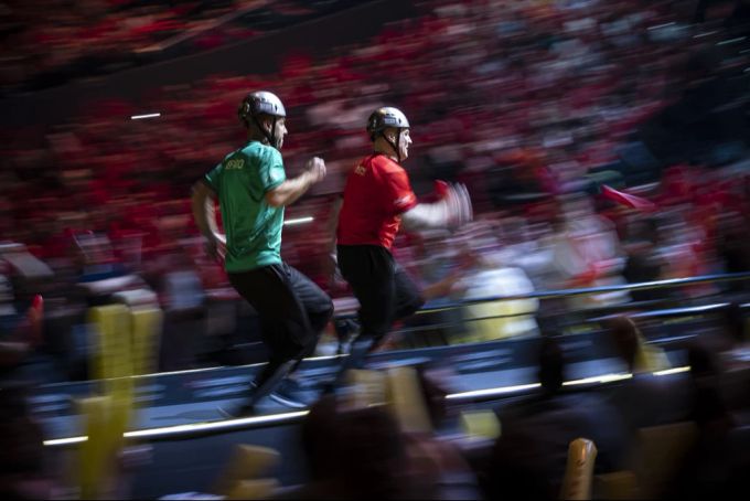 Schwinger Joel Wicki (rechts) und Skirennfahrer Didier Defago (links) beim Super10Kampf 2022 der Schweizer Sporthilfe im Hallenstadion in Zürich. Schweizer Sporthilfe Super10Kampf Hallenstadion