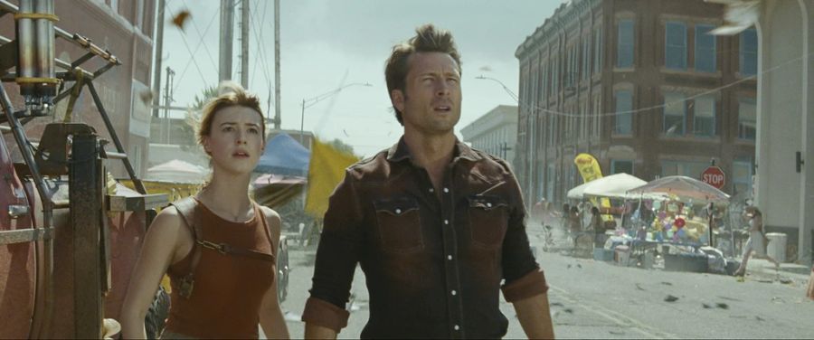 Glen Powell (r) und Daisy Edgar-Jones (l) verkörpern die Hauptfiguren im Film.