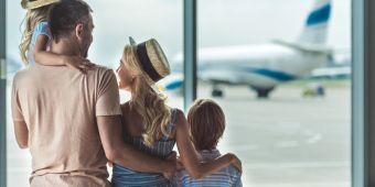 Familie am Flughafen