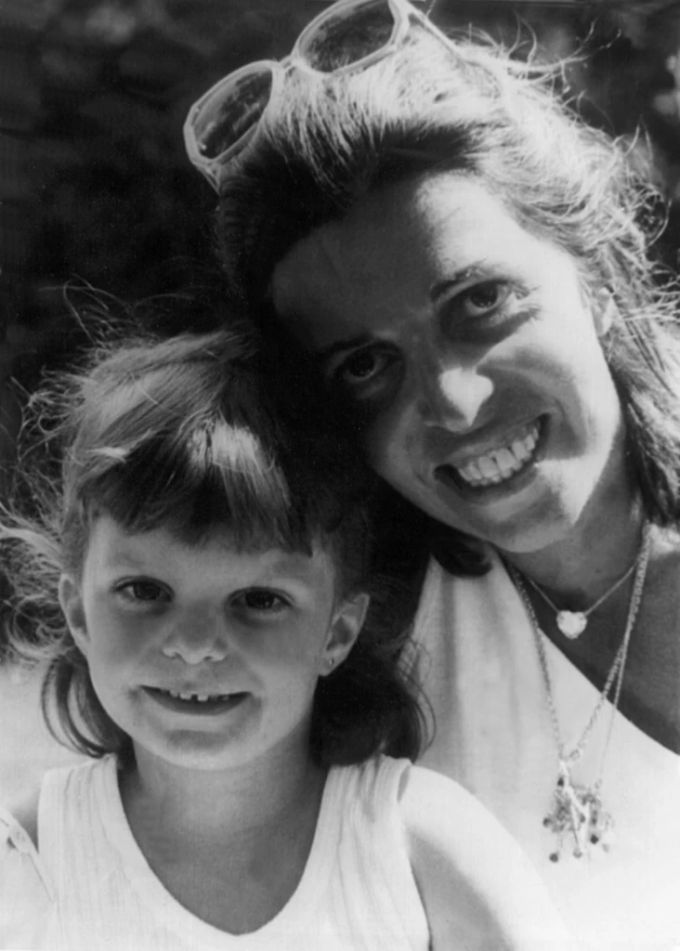 Athina Onassis (2) mit ihrer Mutter im Jahr 1987. Ein Jahr später starb Christina Onassis. (Archivbild) Athina Onassis Christina Onassis