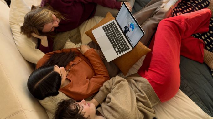 Durch sein dünnes und leichtes, lüfterloses Design lässt sich das MacBook Air überall mit hinnehmen. MacBook Air