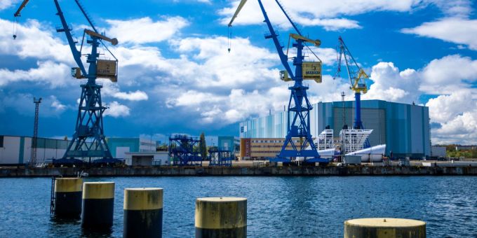 Thyssenkrupp Marine Systems (TKMS) ist ein in Kiel ansässiges Rüstungsunternehmen. Es fertigt unter anderem U-Boote und Kampfschiffe. (Archivbild) TKMS