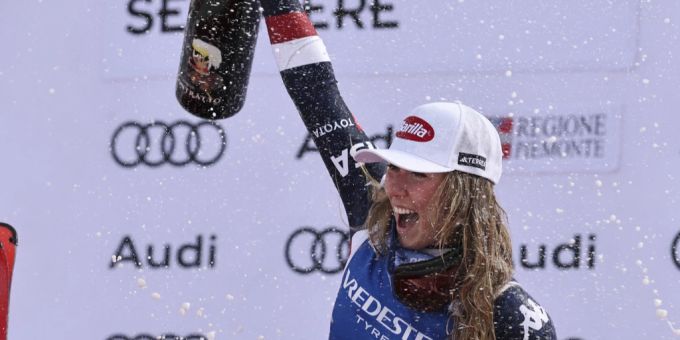 Mikaela Shiffrin lässt nach ihrem Jubiläums-Sieg die Korken knallen. Mikaela Shiffrin