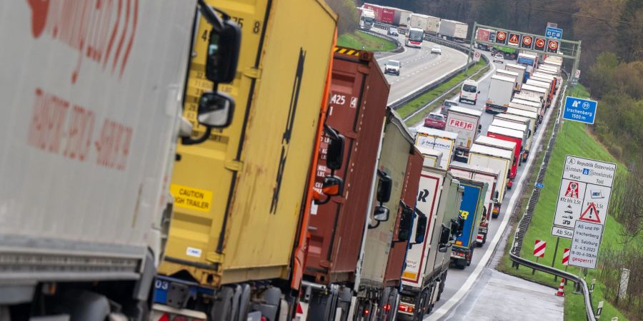 Die Logistikbranche fürchtet Störungen im Güterverkehr im Falle dauerhafter Grenzkontrollen (Archivbild).