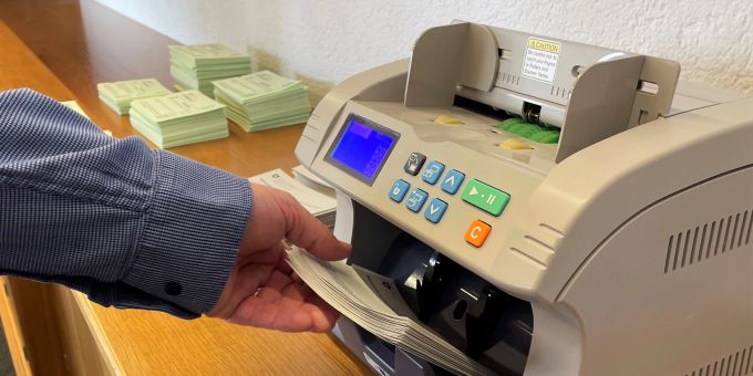 In Schübelbach mussten die Stimmzettel nachgezählt werden. Stimmzettel-Zählung