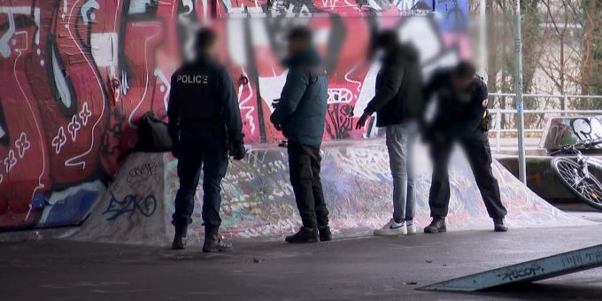 Eine Polizei-Kontrolle bei der Reitschule Bern am 8. Januar. Hier stellen die Polizisten eine kleine Menge Heroin sicher. Reitschule Bern Polizei