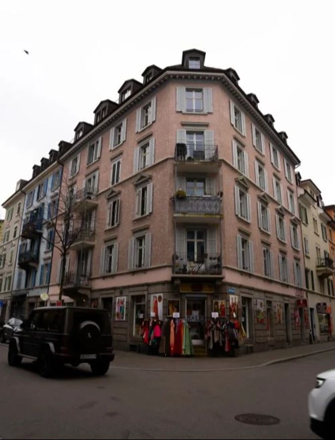 Zurzeit steht die Wohnung im vierten Stock leer. Zürich Kreis 5 Wohnung