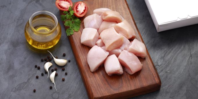 Wer Hähnchenfleisch einfriert, entdeckt später manchmal auffällige grüne Flecken. Hähnchenfleisch