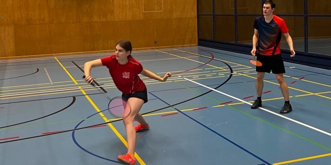 Gemischtes Doppel von Mannschaft 2 beim Spiel. Badminton-Spiel