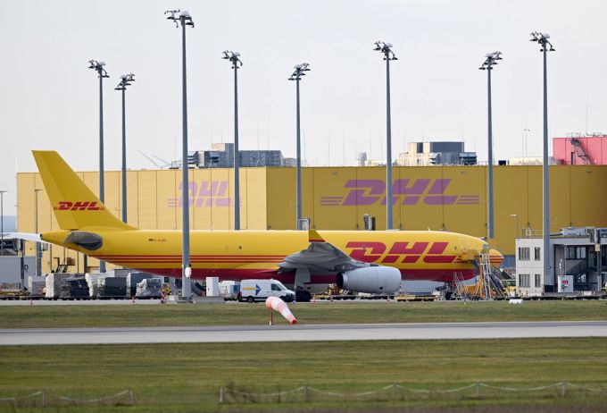 Ein Vorfall im DHL-Logistikdepot in Leipzig soll darauf hindeuten, dass Russland Anschläge um Frachtverkehr plant. (Archivbild) DHL Leipzig Russland Anschläge