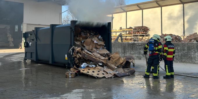 Nach einem kurzen Transport konnte die Feuerwehr den Brand in der Kartonpresse löschen. Brand Tobel