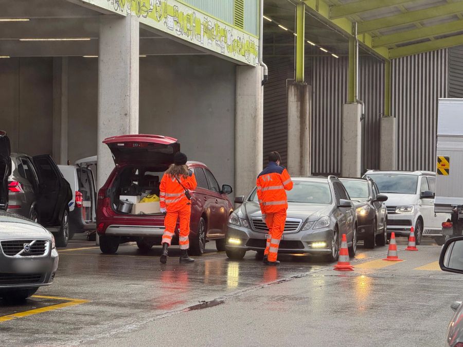 Die Einweiser beim Entsorgungshof in Meilen ZH haben am Freitagmorgen alle Hände voll zu tun.