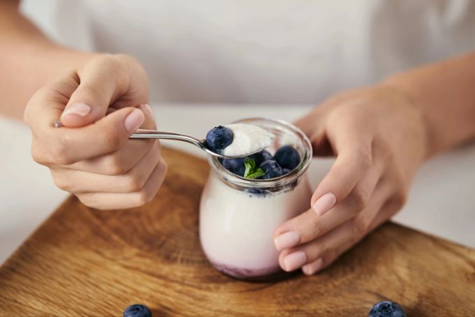 Naturjoghurt mit frischen Beeren ist eine gesündere Alternative zu gesüsstem Joghurt. naturjoghurt
