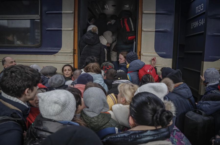 Millionen Menschen sind innerhalb des Landes und ins Ausland geflüchtet. Zudem sind Teile der Ukraine besetzt.