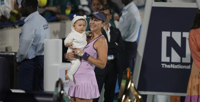 Belinda Bencic feiert den Titeln in Abu Dhabi mit ihrer Tochter. Belinda Bencic