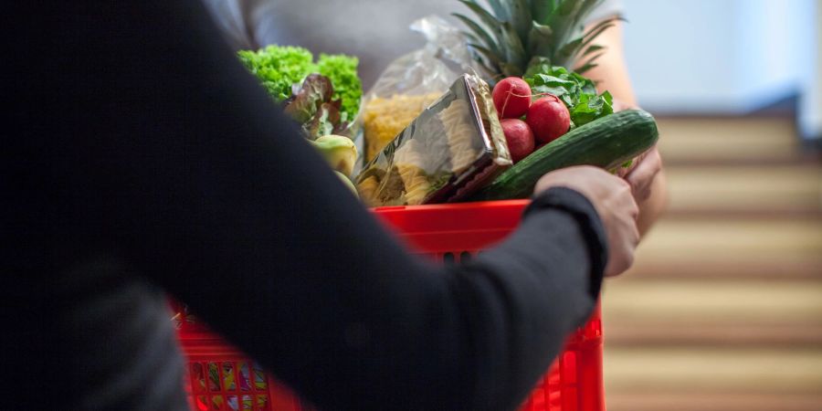 Nachbarschaftshilfe: Wenn man bei bestimmten Aufgaben im Alter nicht mehr allein zurechtkommt, lohnt es sich, um Unterstützung zu bitten.
