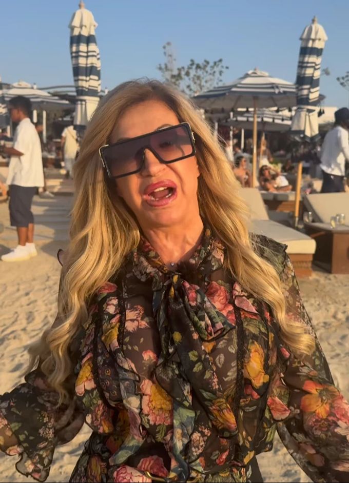 Carmen Geiss meldet sich aus einem Beachclub in Dubai zu den unschönen Neuigkeiten zu Wort. Geissens