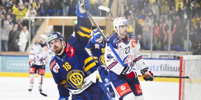Die HCD-Spieler jubeln über einen Heimsieg, der ZSC schaut in die Röhre. HCD ZSC Lions