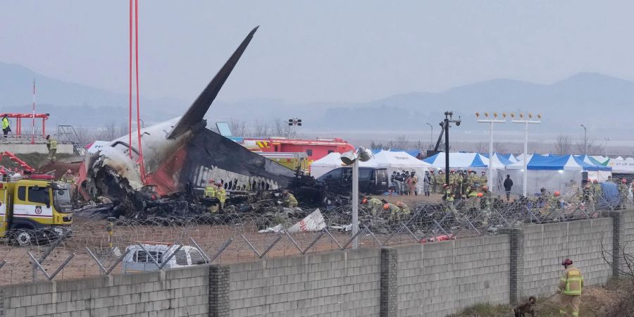 Die Maschine von Jeju Air zerschellte am Ende der Landebahn.