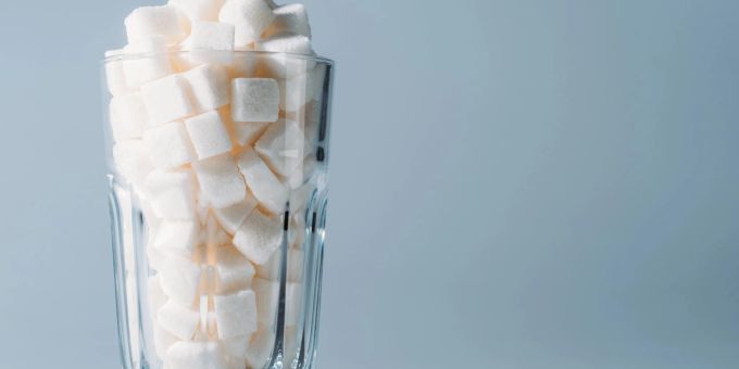 Auch vermeindlich gesunde Lebensmittel enthalten oft eine grosse Portion Zucker. zuckerwürfel im glas