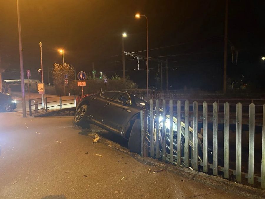 Die Unfallstelle, mit dem entwendeten Porsche.