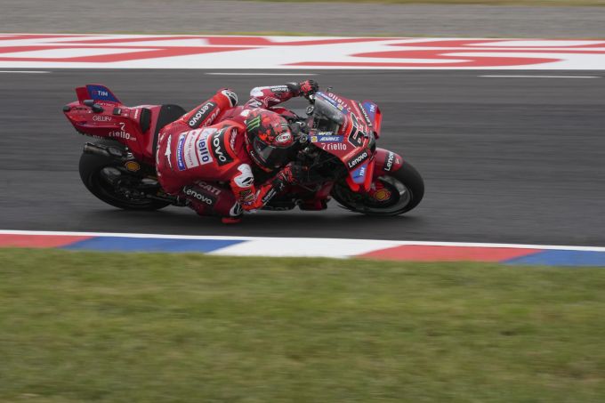 Pecco Bagnaia kann in der MotoGP erneut nicht mit den Márquez-Brüdern mithalten. MotoGP Ducati Pecco Bagnaia