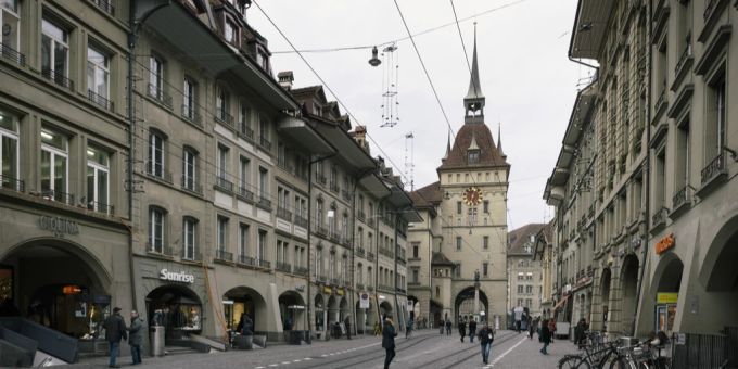 Das obere Ende der Marktgasse mit dem Käfigturm, das Polit-Forum des Bundes, in der Berner Altstadt. Polit-Forum