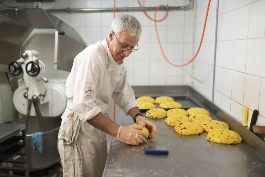 Paolo Caredda bietet seit 50 Jahren Pistazien-Croissants an. Hier stellt er Panettone her.