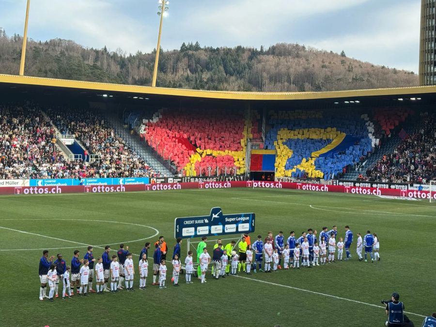 Die Basler Auswärtsfahrer machen vor dem Spiel mit einer Choreo auf sich aufmerksam.