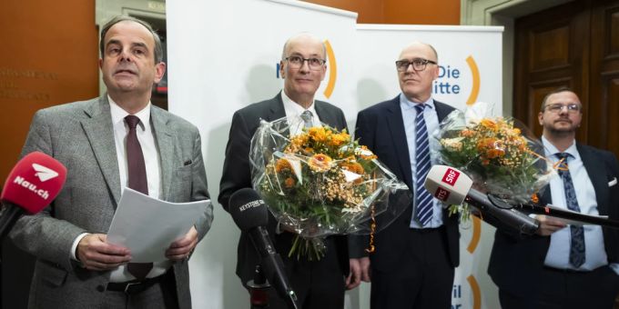 Da gab's noch Blumen: Markus Ritter (2.v.l) und Martin Pfister (3.v.l) nach dem Hearing bei der eigenen Mitte-Parteiam 21. Februar. Ganz links Parteipräsident Gerhard Pfister, ganz rechts Fraktionspräsident Philipp Bregy. Martin Pfister Markus Ritter