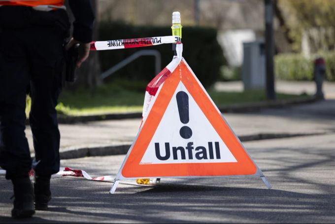 Nach einem Unfall mit Verletzten müssen die Beteiligten vor Ort bleiben. unfall