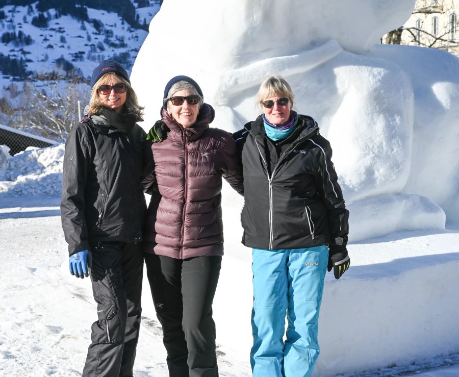 Das Team aus Grossbritannien begann die Zusammenarbeit als Bildhauerteam vor sieben Jahren. Seitdem haben sie jedes Jahr in Grindelwald BE Schneeskulpturen angefertigt.