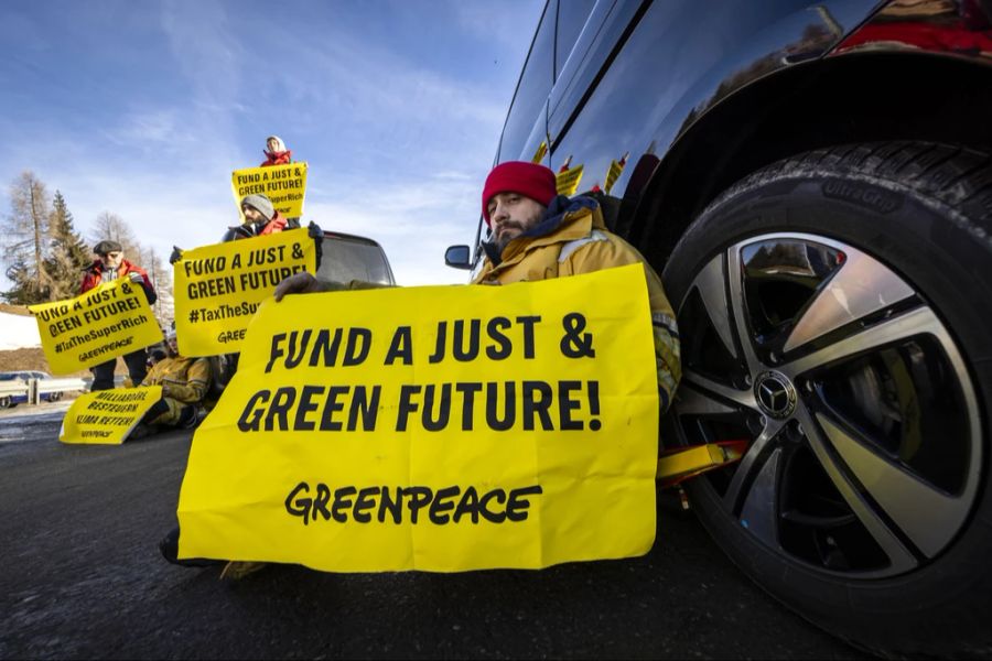 Proteste in Davos am WEF: Greenpeace fordert Besteuerung der Superreichen.