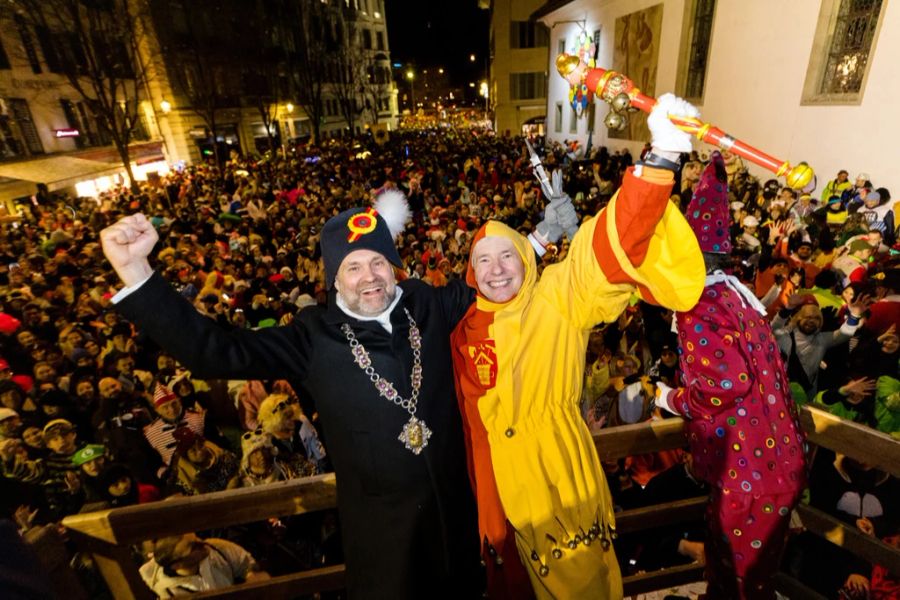 Angeführt von Daniel Zimmermann, Fritschivater und Zunftmeister der Zunft zu Safran, ging es anschliessend in die Altstadt.