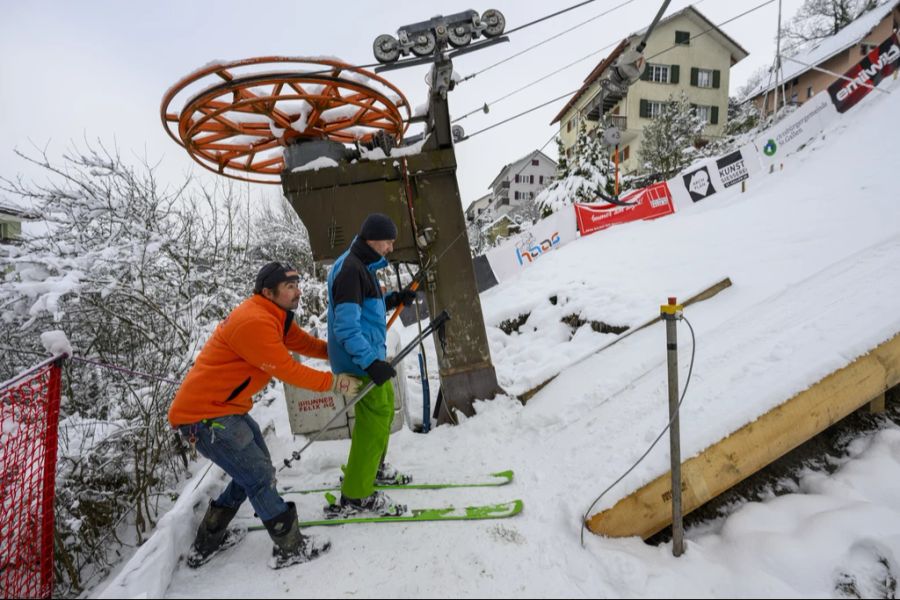 Rund 20 Skifahrer werden an den Schnee-Tagen in St. Gallen angebügelt.