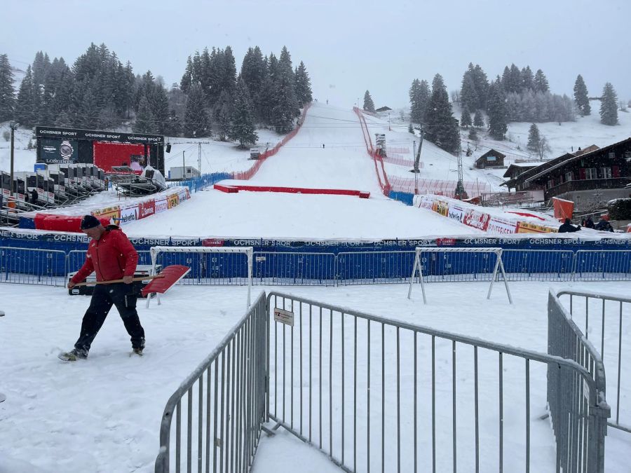 Im Zielraum von Adelboden wird geschaufelt.