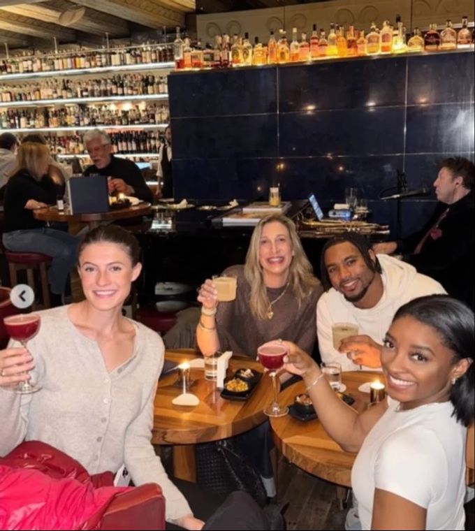 US-Turnerin Simone Biles traf sich am Wochenende mit Freunden in der Zürcher Widder-Bar. Simone Biles Widder-Bar Zürich